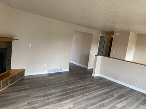 2333 Cliff Swallow Dr in Sandy, UT - Building Photo - Building Photo