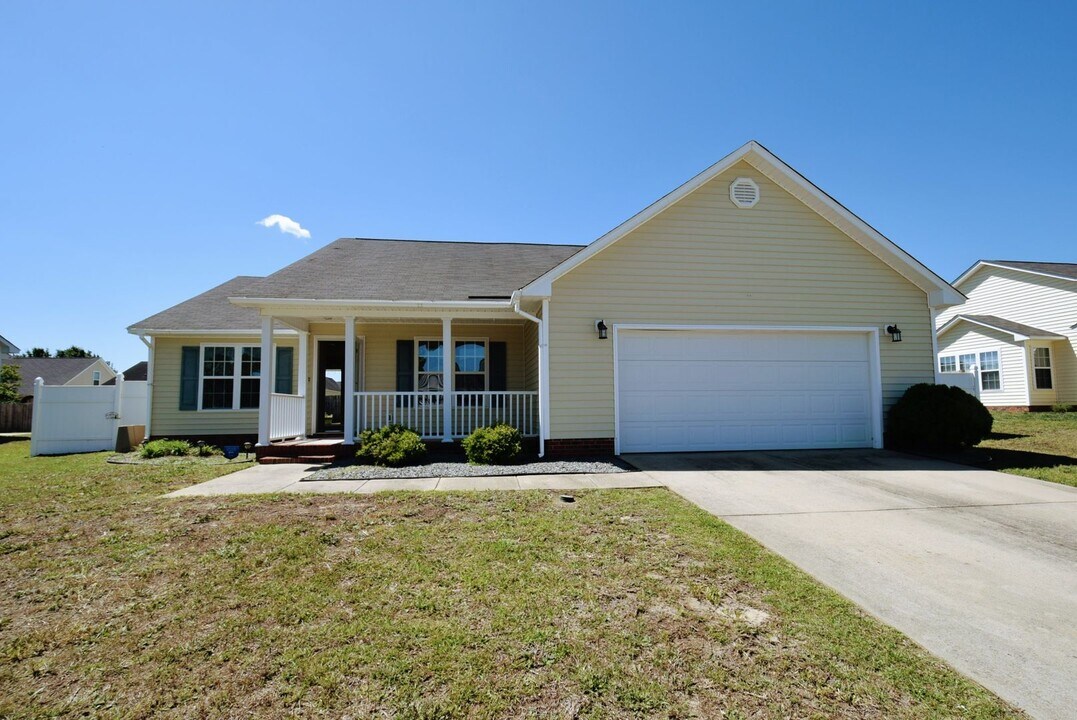 1445 Avoncroft Dr in Fayetteville, NC - Building Photo
