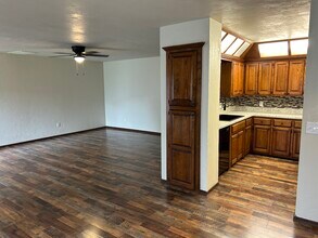607 N Robin Way in Mustang, OK - Foto de edificio - Building Photo