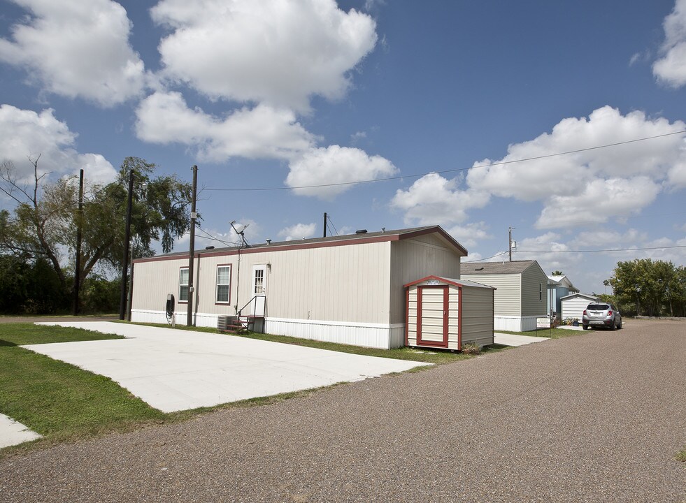 Two Park Package in Weslaco, TX - Foto de edificio