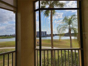 6474 Water Crest Way, Unit 401 in Lakewood Ranch, FL - Foto de edificio - Building Photo