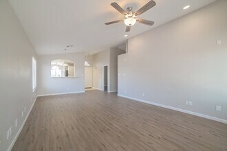 8808 W Adam Ave in Peoria, AZ - Foto de edificio - Building Photo