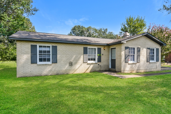 5261 Sycamore Dr in Millbrook, AL - Building Photo