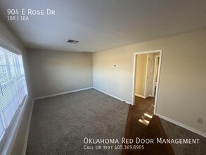 904 E Rose Dr in Midwest City, OK - Building Photo - Building Photo