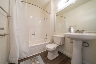1440 Oak Dr in Vista, CA - Building Photo - Building Photo