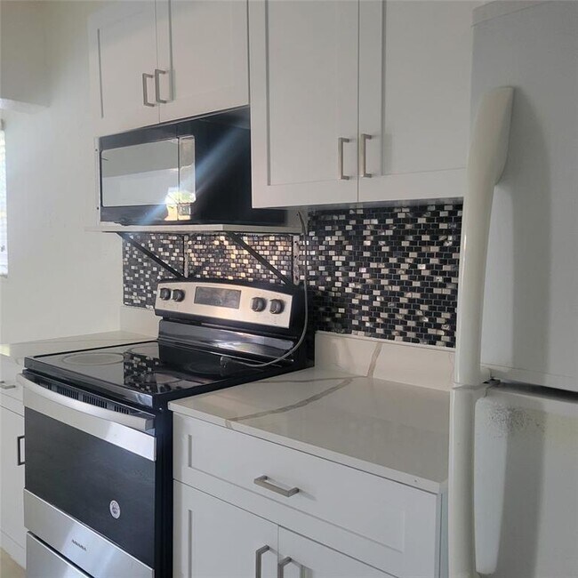 715 SW 6th St, Unit 2 in Dania Beach, FL - Building Photo - Building Photo