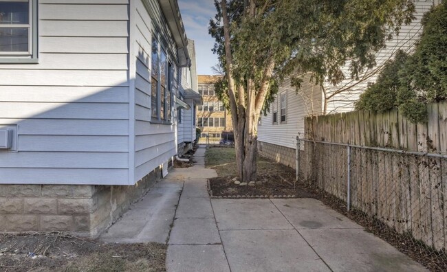 2927 N 52nd St, Unit #A in Milwaukee, WI - Building Photo - Building Photo