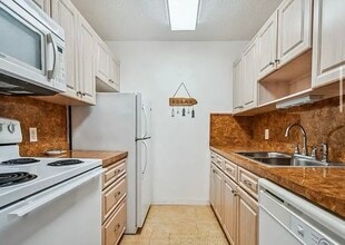8425 112th St, Unit 203 in Seminole, FL - Building Photo - Building Photo