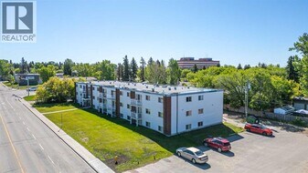 9807-9108 108 Ave in Grande Prairie, AB - Building Photo