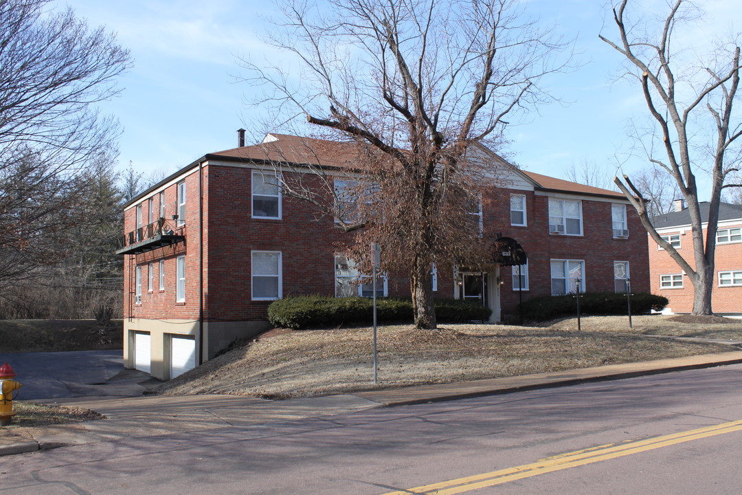 833 Sudbury Dr in St. Louis, MO - Building Photo