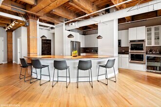375 W Erie St in Chicago, IL - Foto de edificio - Building Photo