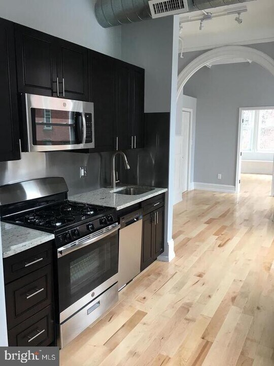 2034 Chestnut St in Philadelphia, PA - Building Photo