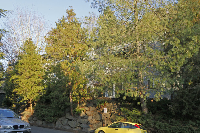 Island Crest Apartments in Mercer Island, WA - Foto de edificio - Building Photo