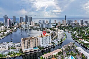 427 Golden Isles Dr in Hallandale Beach, FL - Building Photo