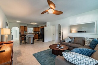 604 Betmor Ln in Palm Harbor, FL - Foto de edificio - Building Photo