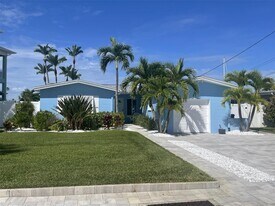 15906 Redington Dr in Redington Beach, FL - Building Photo