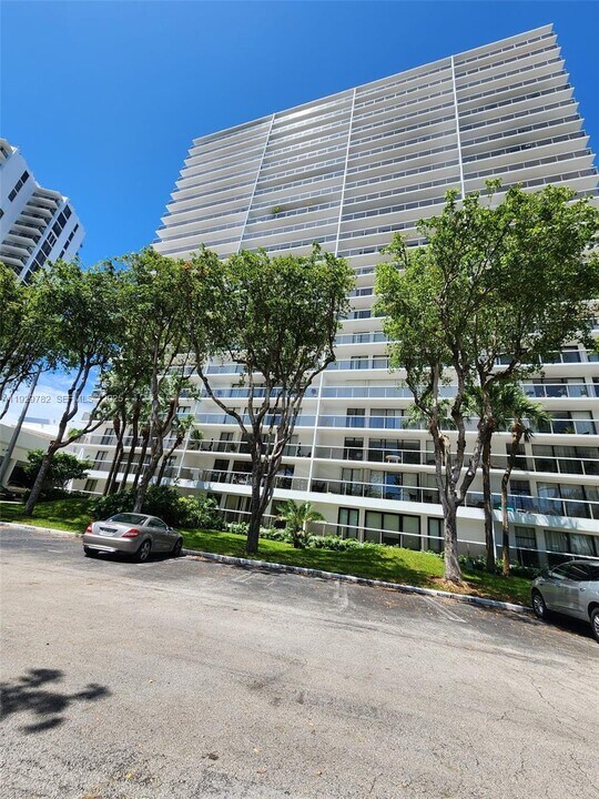 3701 N Country Club Dr in Aventura, FL - Building Photo