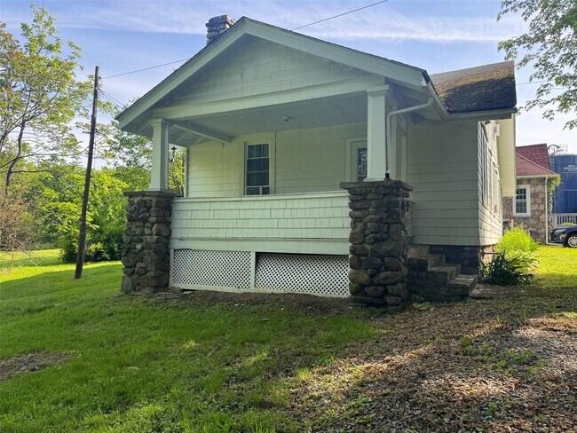 1728 NY-17 in Goshen, NY - Building Photo - Building Photo