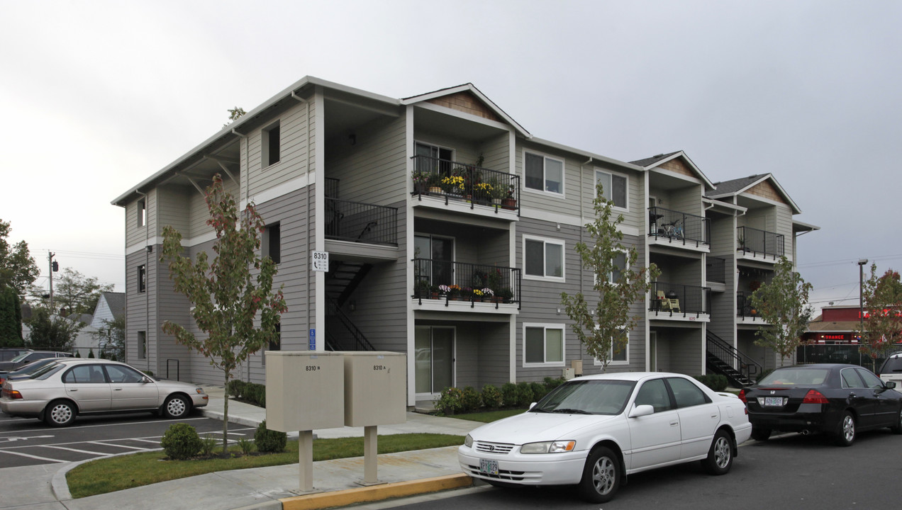 Rhine St Apts  RH-7865 in Portland, OR - Building Photo