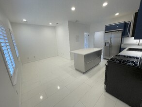 1119 Poinsettia Dr in West Hollywood, CA - Foto de edificio - Building Photo