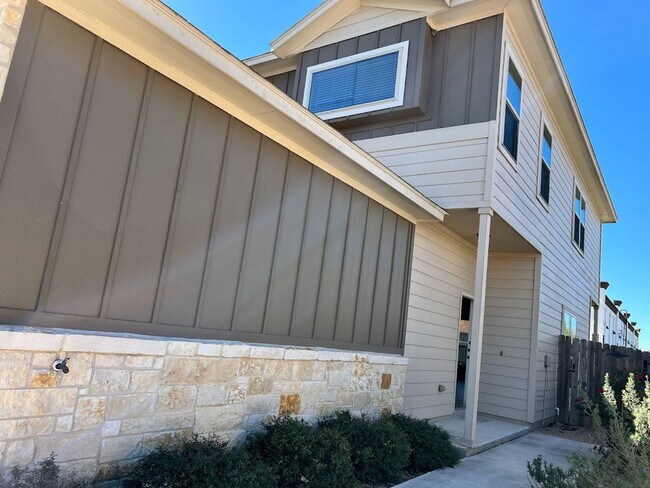 2207-2209-2209 Avery Village in New Braunfels, TX - Building Photo - Building Photo
