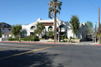 6561 Woodman Ave in Van Nuys, CA - Building Photo - Building Photo