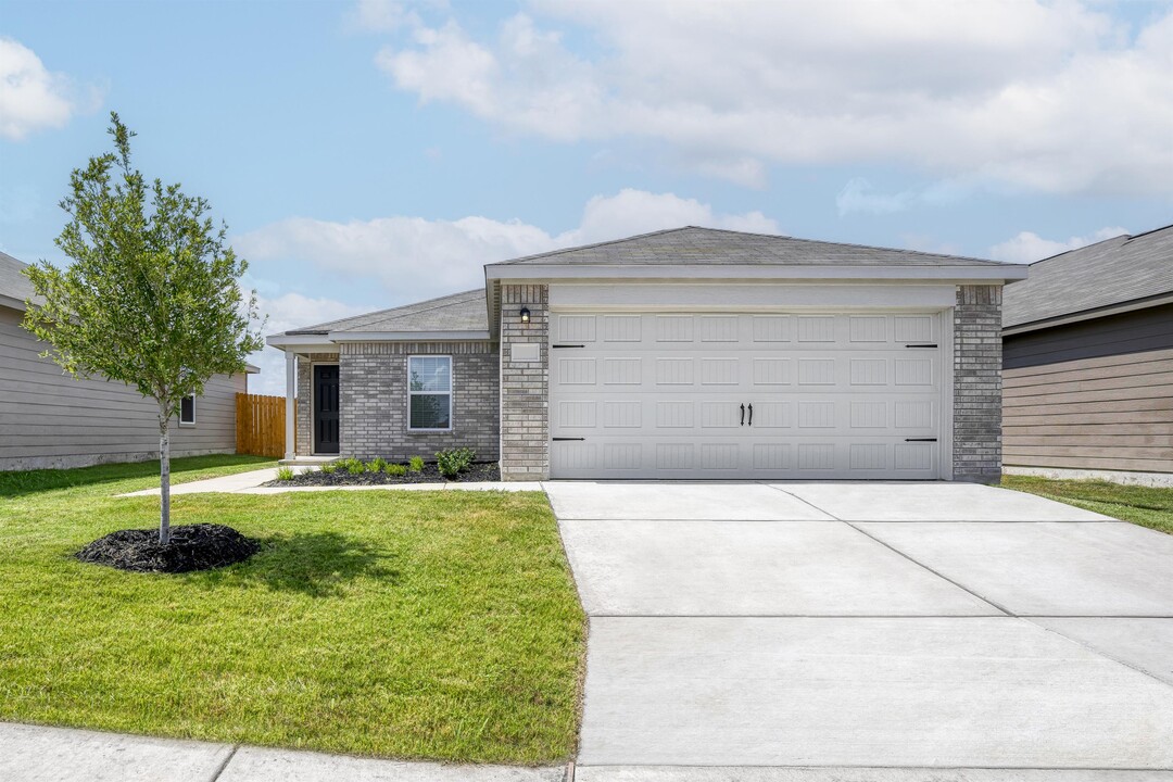 15238 Bufflehead Crk in Von Ormy, TX - Foto de edificio