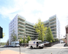 Cameo House in White Plains, NY - Foto de edificio - Building Photo