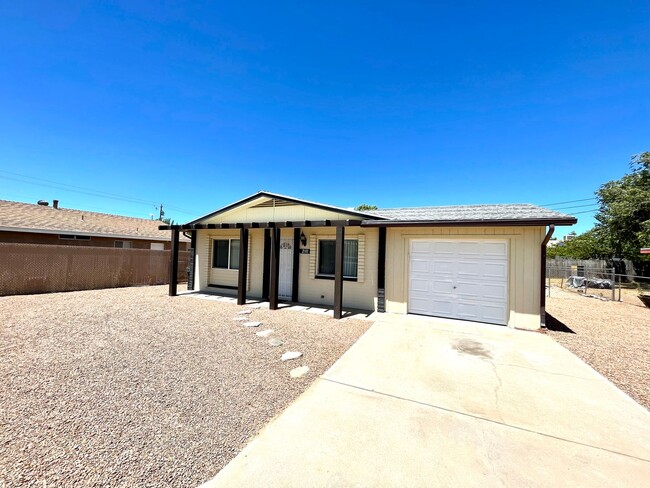 2111 Lucille Ave in Kingman, AZ - Building Photo - Building Photo