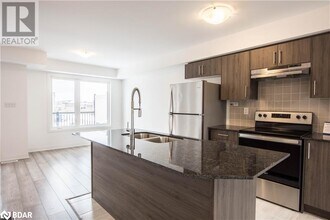 103 Fairlane Ave in Barrie, ON - Building Photo - Building Photo
