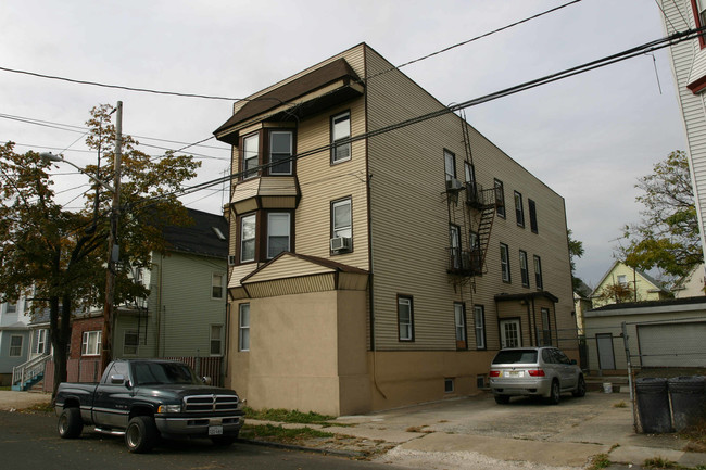 1026-1030 E Jersey St in Elizabeth, NJ - Building Photo - Building Photo