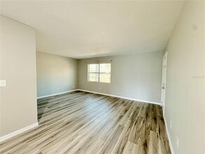 9005 Tudor Dr in Tampa, FL - Building Photo - Building Photo