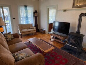 104 S 1st St in Talent, OR - Foto de edificio - Building Photo