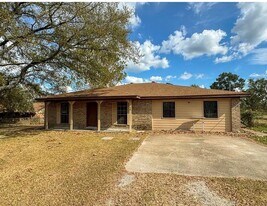 18 Sutterfield Ln in Huntsville, TX - Building Photo