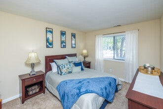 Stone Pointe Village in Fort Wayne, IN - Building Photo - Interior Photo