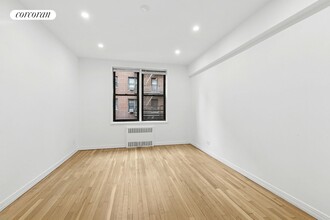 30 E 9th St in New York, NY - Building Photo - Building Photo