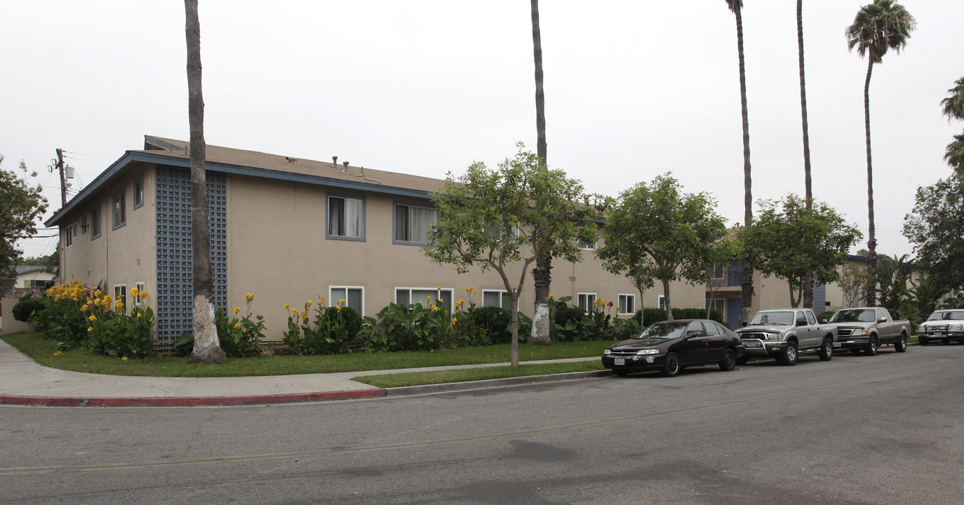 Villa Palms in Anaheim, CA - Building Photo