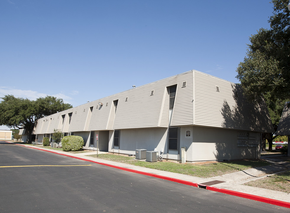 Seguin Manor Apartments in Seguin, TX - Building Photo