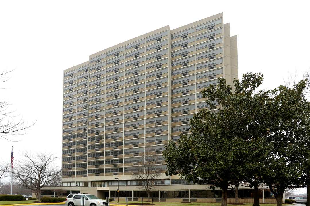 Avenue Plaza in Louisville, KY - Foto de edificio