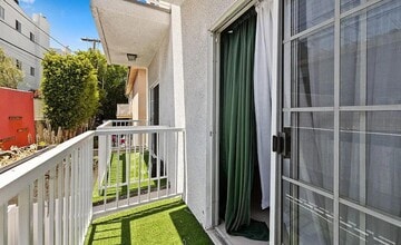 1717 Malcolm Ave, Unit 302 in Los Angeles, CA - Building Photo - Building Photo