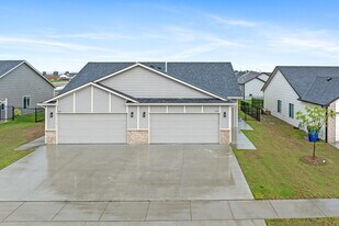 5122 N Cypress St in Bel Aire, KS - Building Photo