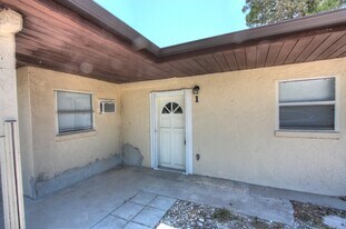 615 Shore Rd, Unit Apt 4 in Nokomis, FL - Building Photo