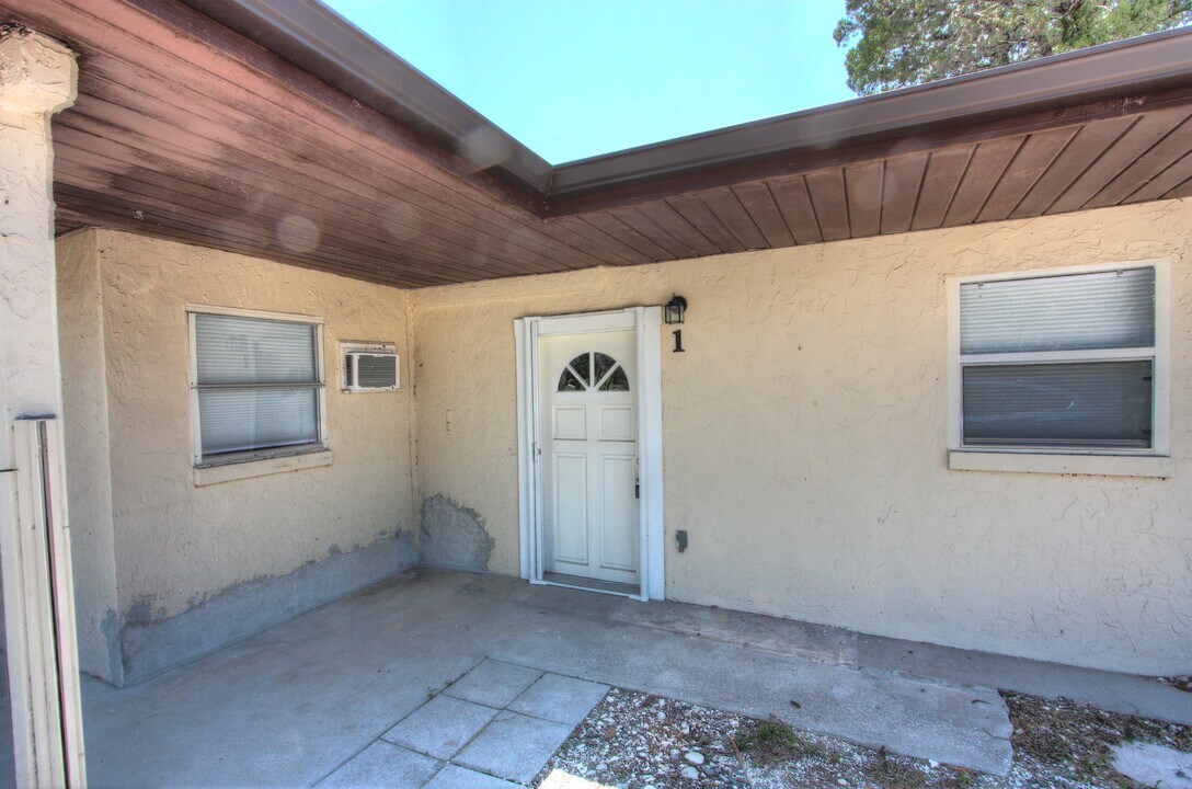 615 Shore Rd, Unit Apt 4 in Nokomis, FL - Foto de edificio
