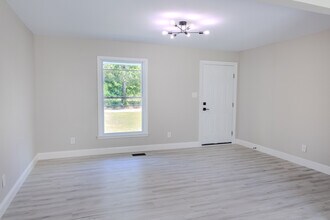 1142 Riverside Cir in Spring Lake, NC - Foto de edificio - Building Photo