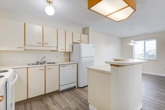 Huntington Court Coachhomes in Edmonton, AB - Building Photo - Building Photo