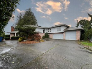 24445 Marine View Dr S in Des Moines, WA - Building Photo - Building Photo