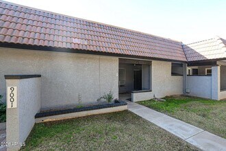 9001 W Elm St in Phoenix, AZ - Building Photo - Building Photo
