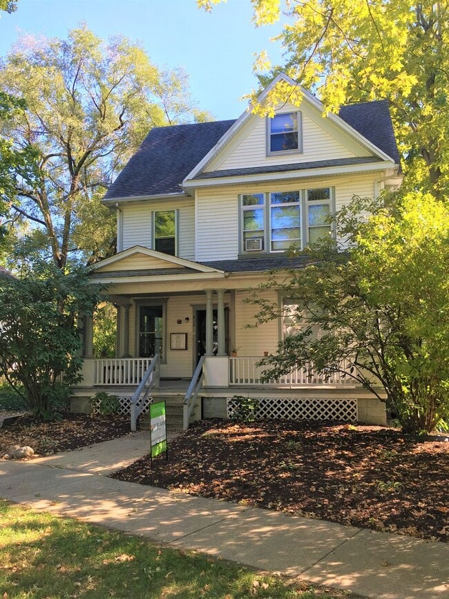 413 W Main St in Urbana, IL - Building Photo - Building Photo