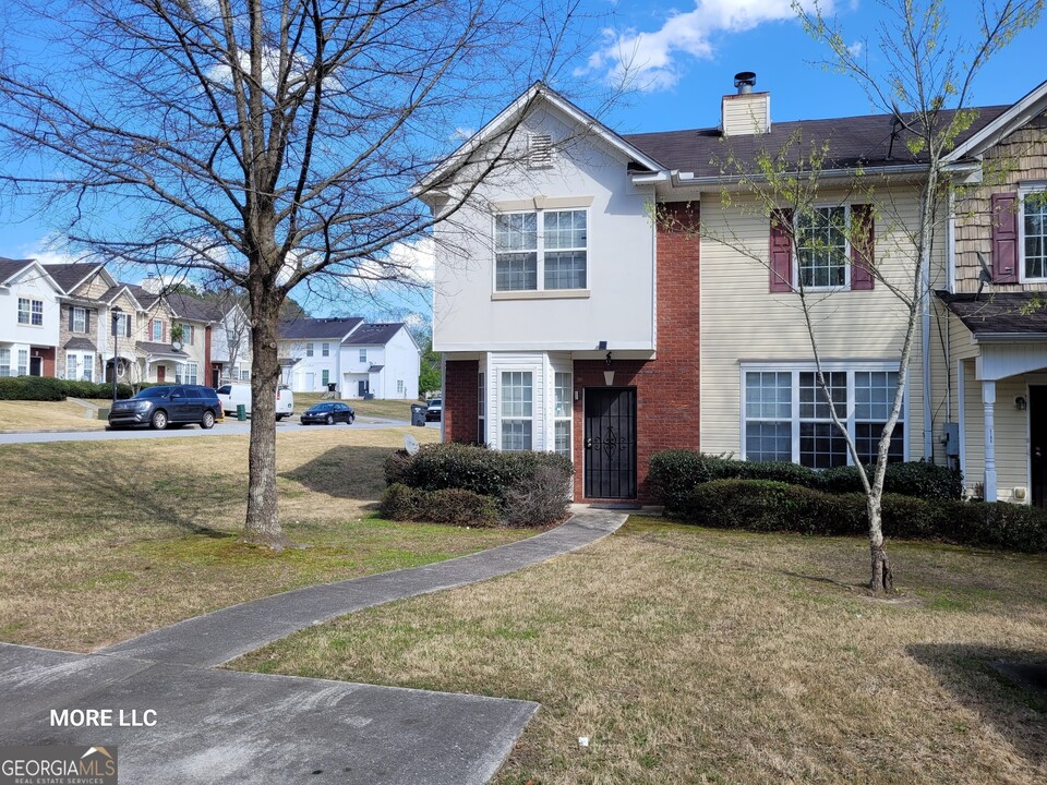 6104 Camden Forrest Ct in Riverdale, GA - Foto de edificio