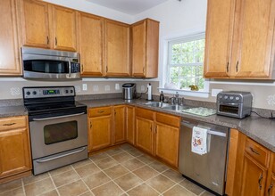 208 Pilgrim Ln in Richmond, VA - Foto de edificio - Building Photo